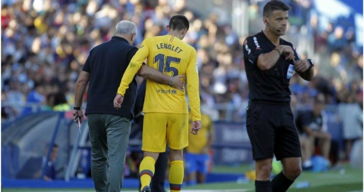 Lenglet retirándose del campo tras ver la segunda amarilla / EFE