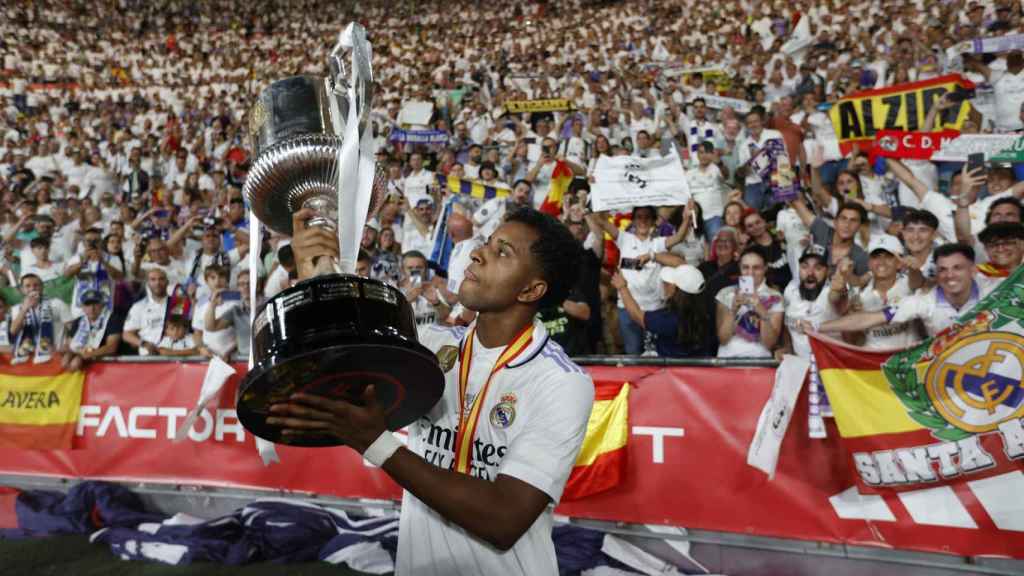 Rodrygo posa con la Copa del Rey / EFE