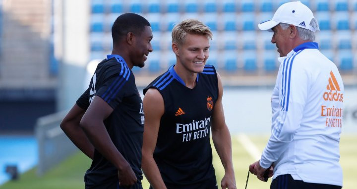 Ancelotti hablando con Alaba y Odegaard / Real Madrid