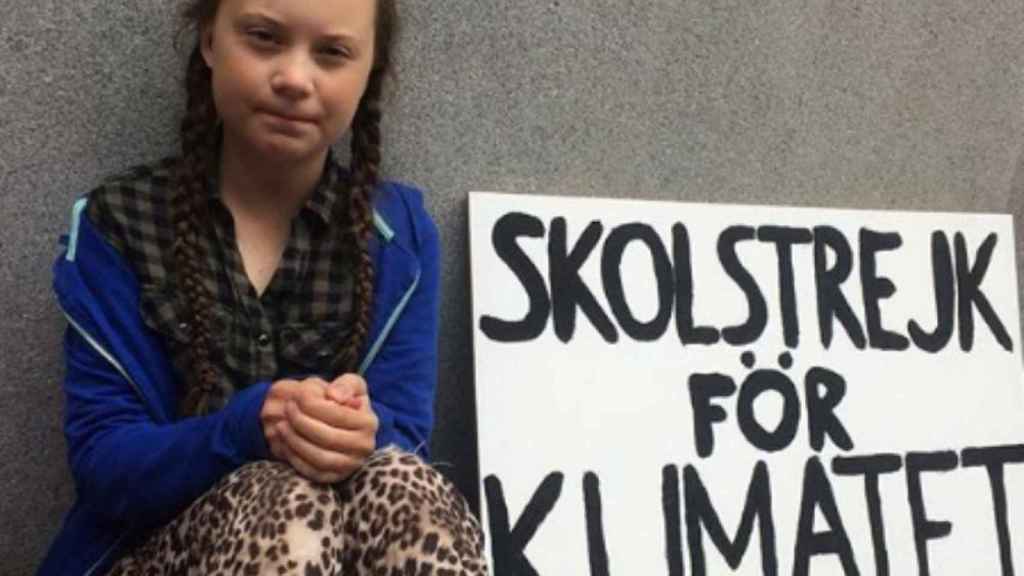 Greta Thunberg, ante el Parlamento sueco con su famosa pancarta: ''Huelga escolar por el clima'' / GT