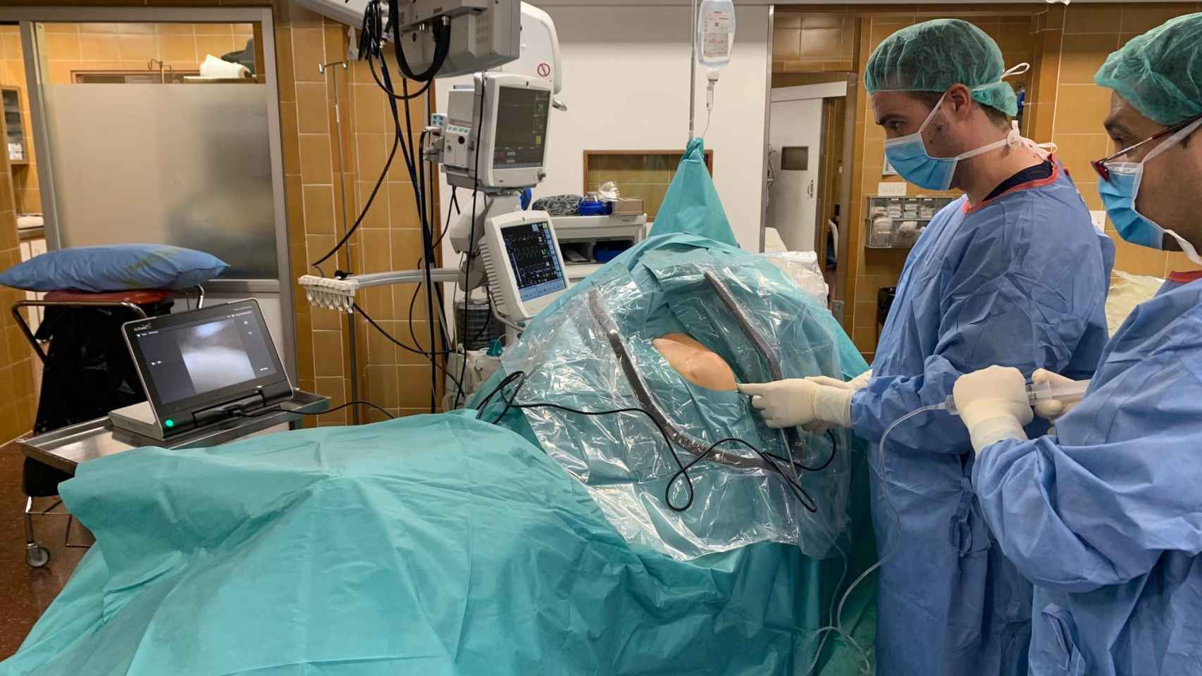 Un momento de la intervención con Nanoscope por el equipo del doctor Oscar Ares/ Quirónsalud