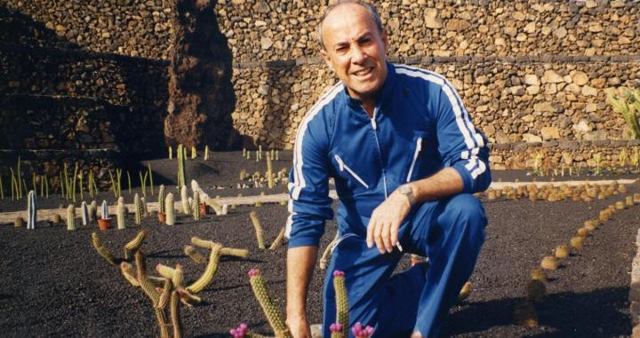 César Manrique trabaja en el Jardín del Cactus, en Lanzarote. FUNDACIÓN MANRIQUE