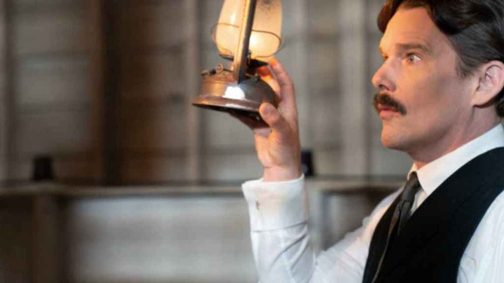 Una imagen del biopic sobre Nicola Tesla, con Ethan Hawke como intérprete del inventor / MOVISTAR