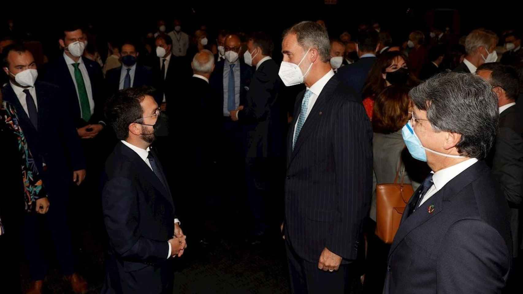 Felipe VI y Pere Aragonès dialogan durante la cena inaugural del Mobile World Congress / EFE