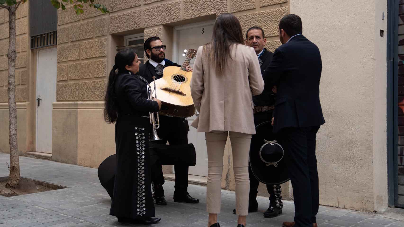 Un grupo de tres mariachis se presentan ante la sede de Junts / DAVID ZORRAKINO - EUROPA PRESS