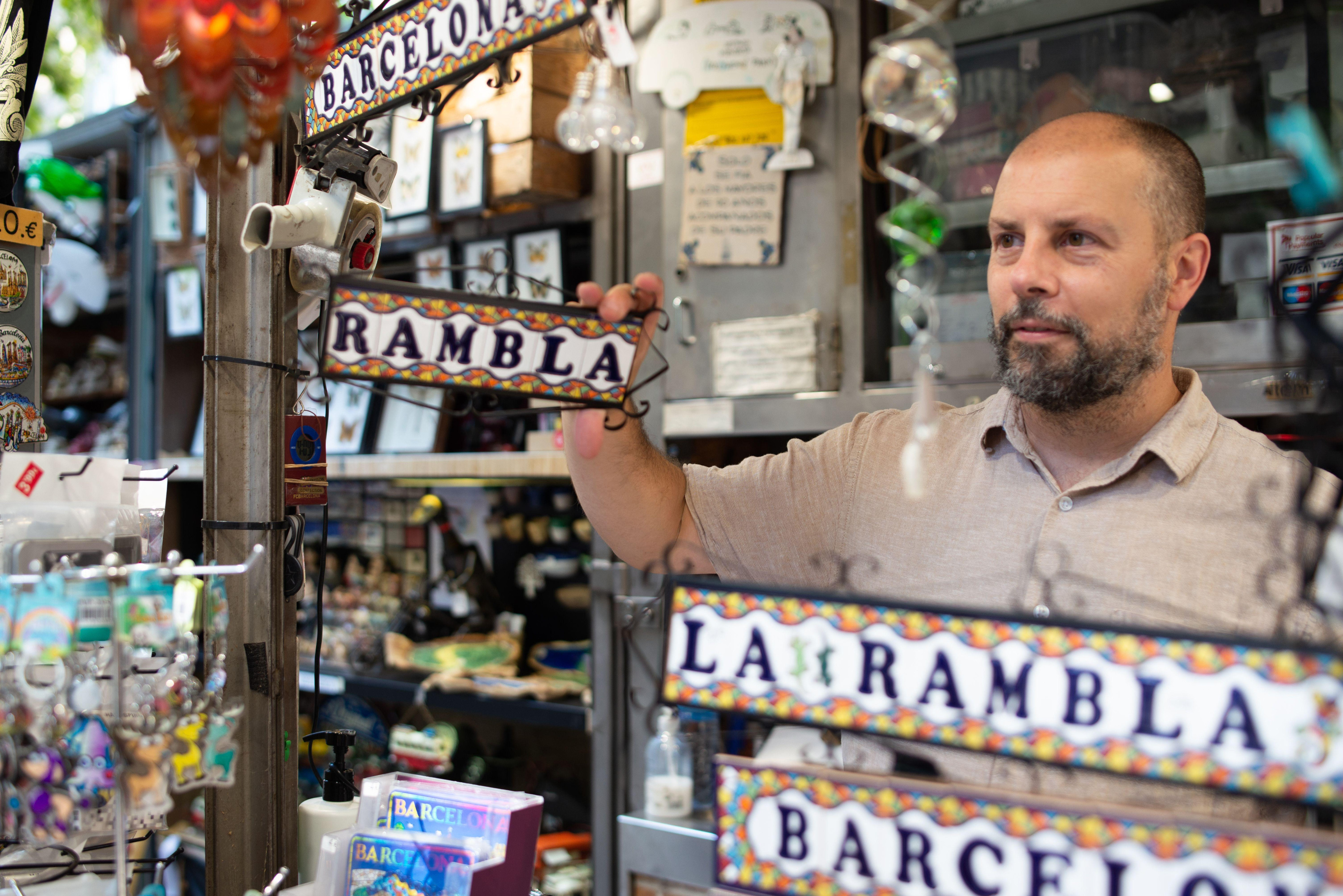 Xavier Cuenca, uno de los afectados por la decisión del Ayuntamiento de Barcelona de eliminar 11 antiguas pajarerías de Las Ramblas / DOSDE2