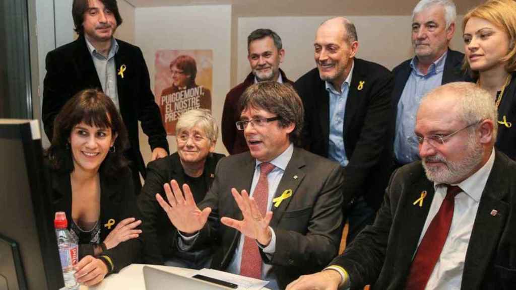 Carles Puigdemont con sus fieles Aurora Madaula, Francesc de Dalmases, Clara Ponsatí y Lluís Puig (d) / EFE