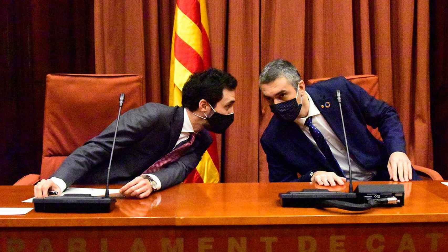 El president del Parlament de Catalunya, Roger Torrent, y el conseller de Acción Exterior, Relaciones Institucionales y Transparencia, Bernat Solé durante una reunión de la Mesa de partidos sobre organización de las elecciones / EP