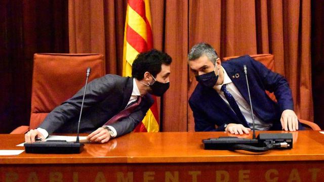 El president del Parlament de Catalunya, Roger Torrent, y el conseller de Acción Exterior, Relaciones Institucionales y Transparencia, Bernat Solé durante una reunión de la Mesa de partidos sobre organización de las elecciones / EP