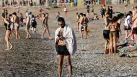 Turistas de Francia y locales en una playa de Barcelona / EFE