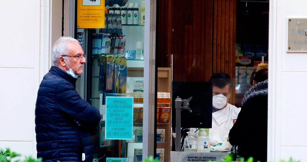 Imagen de una farmacia operando con las restricciones del estado de alarma por la pandemia / EFE