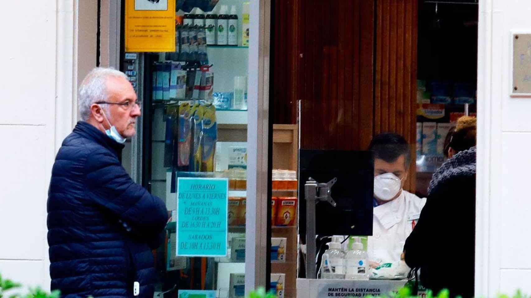 Imagen de una farmacia operando con las restricciones del estado de alarma por la pandemia / EFE