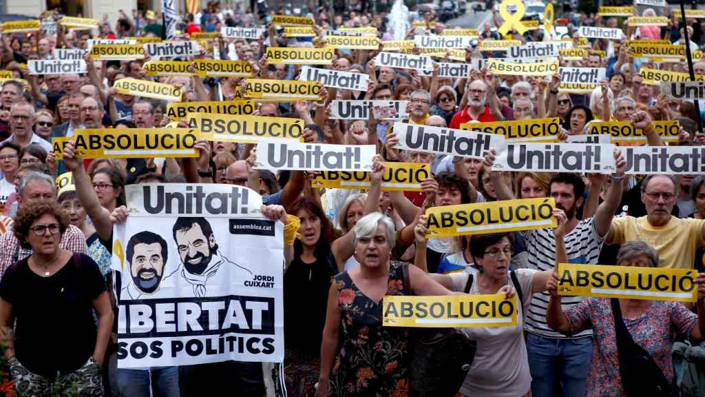 Simpatizantes independentistas en el acto organizado por Ómnium Cultural ante el Departamento de Economía / EFE