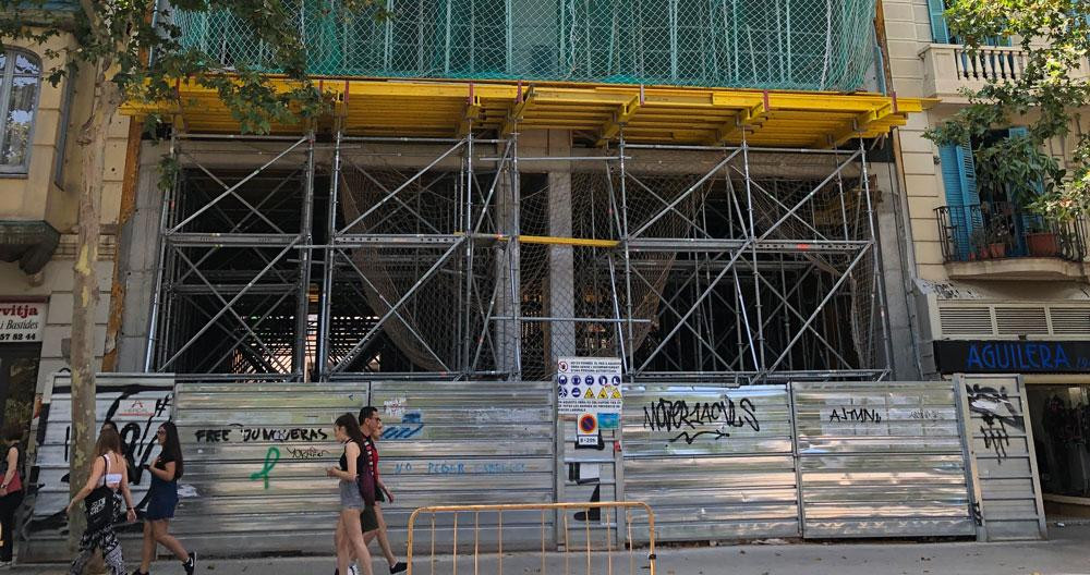 Imagen de las obras de Cel Urbà en el número 12 de la plaza Sagrada Família donde antes estaba en cine Niza / CG