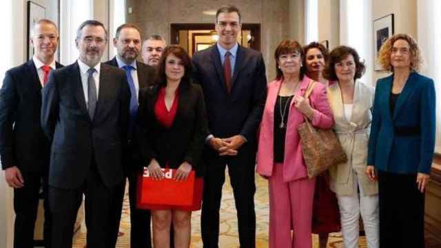 Meritxell Batet (d), junto al ya presidente del Senado, Manuel Cruz (i), y el presidente del Gobierno en funciones, Pedro Sánchez, en la puerta de las Cortes / PSOE