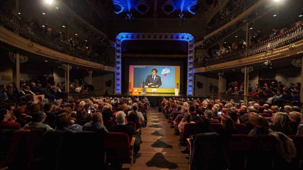 El expresidente Carles Puigdemont participa de forma telemática en un acto de Junts per Catalunya / EFE