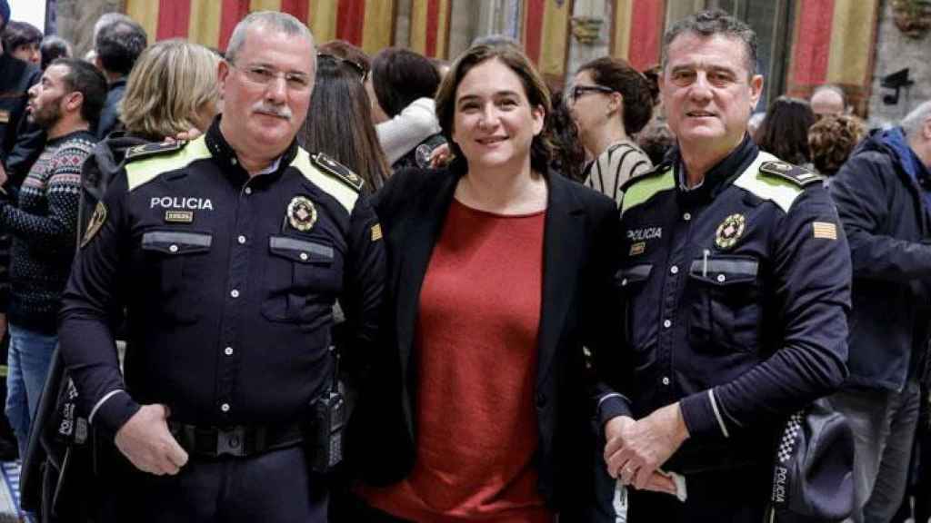 La alcaldesa de Barcelona, Ada Colau, con dos mandos del cuerpo de la Policia Local / AJ BCN