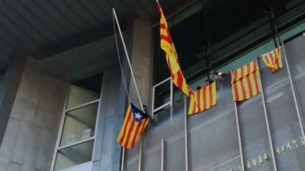 Los CDR cambian la bandera española por la 'estelada' en Girona / TWITTER