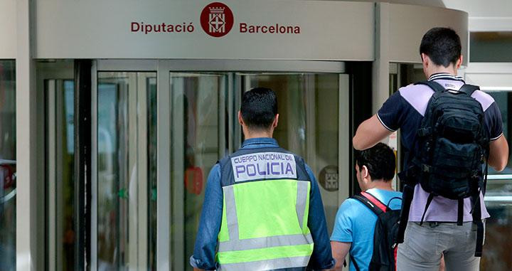 Varios agentes de la Policía Nacional entran en un edificio de la Diputación de Barcelona para investigar las subvenciones concedidas / EFE