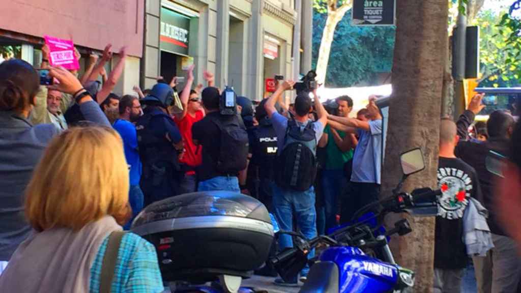 Policia Nacional delante de la sede de la CUP el pasado 20 de septiembre / CG