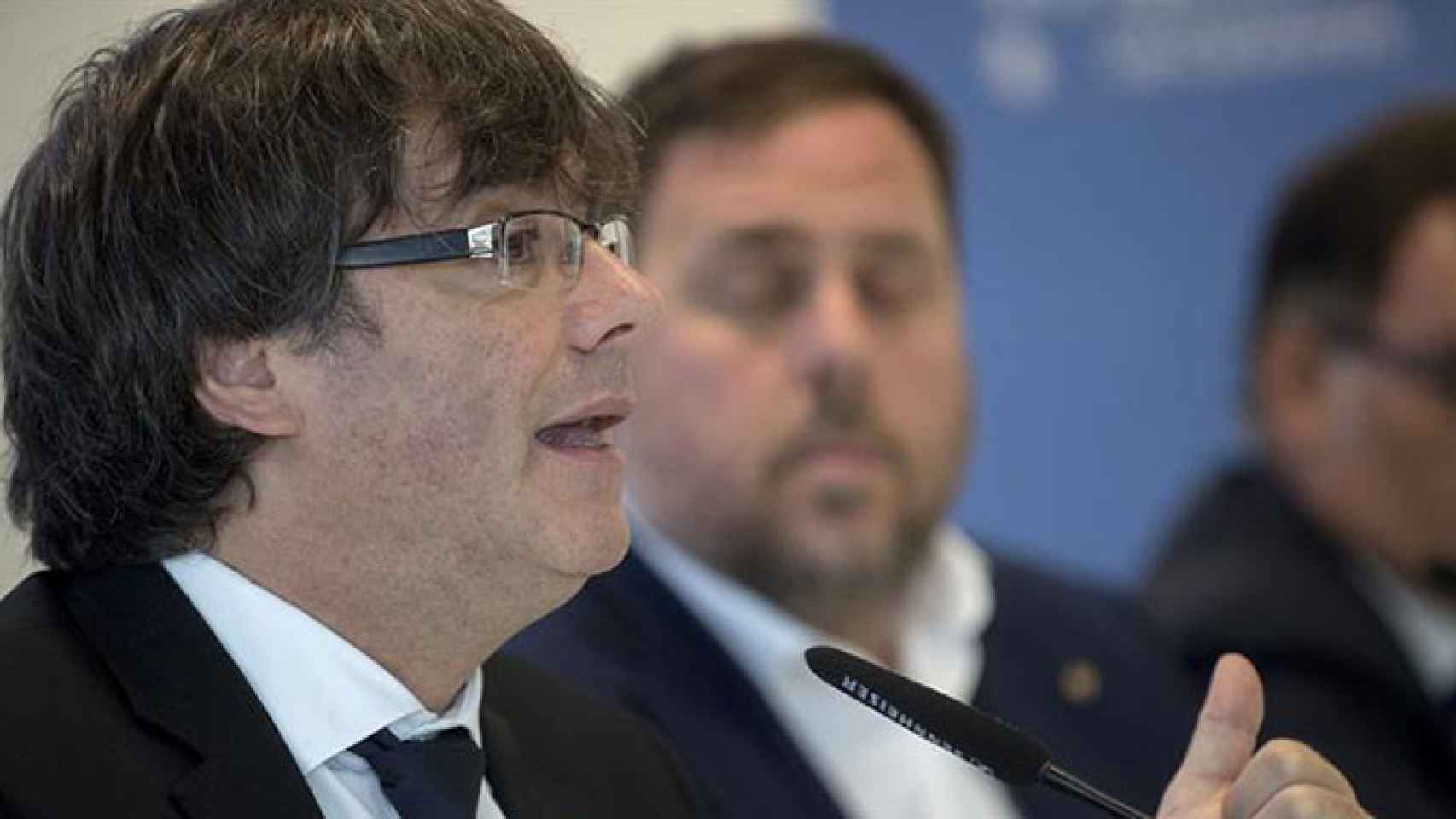 El presidente de la Generalitat, Carles Puigdemont (i), y el vicepresidente del Govern, Oriol Junqueras (d), en la presentación de la culminación del despliegue de la Agencia Tributaria de Cataluña / EFE