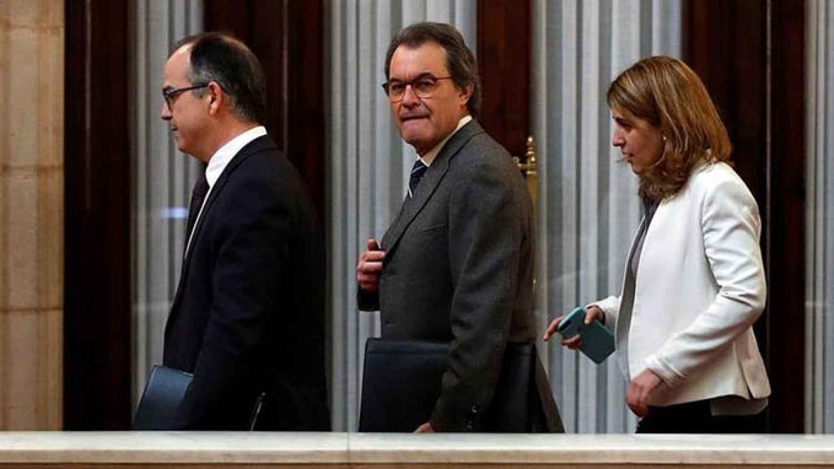 Jordi Turull (i), Artur Mas y Marta Pascal (d), dirigentes de una nueva convergencia que aún no ha logrado refundarse, en los pasillos del Parlamento catalán / EFE