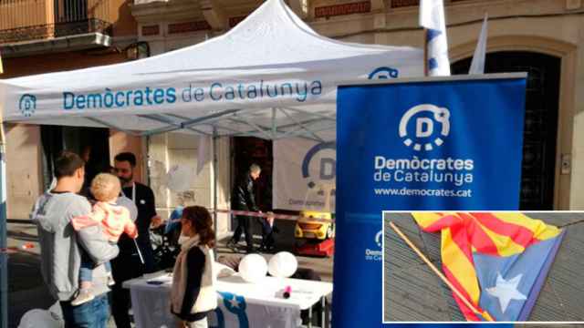La carpa de Demòcrates de Catalunya en Vilanova i la Geltrú sufrió amenazas el sábado / EFE