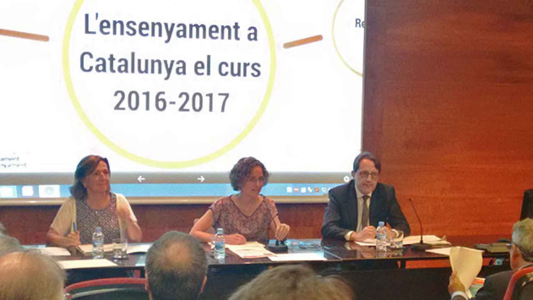 La consejera de Enseñanza, Meritxell Ruiz (c), en la presentación del curso escolar 2016-2017. / CG