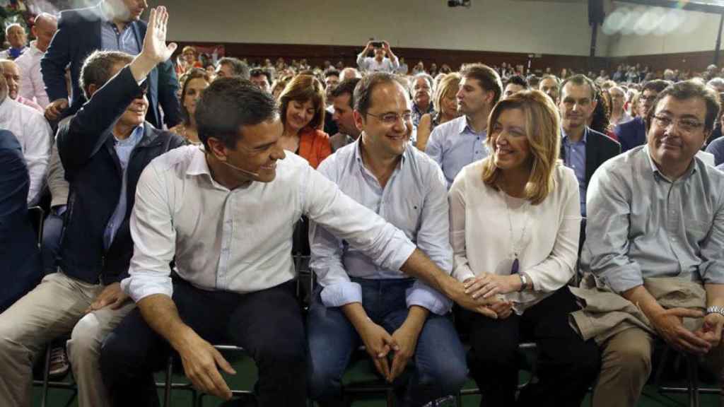 Pedro Sánchez (PSOE) saluda a la presidenta de la Junta de Andalucía, Susana Díaz, durante un acto de la campaña de junio en Madrid / EFE