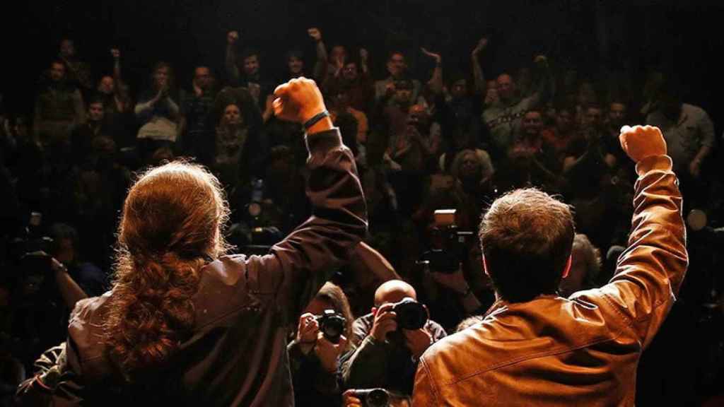 Pablo Iglesias y Alberto Garzón en la Sala Mirador de Madrid el lunes celebrando el acuerdo electoral.