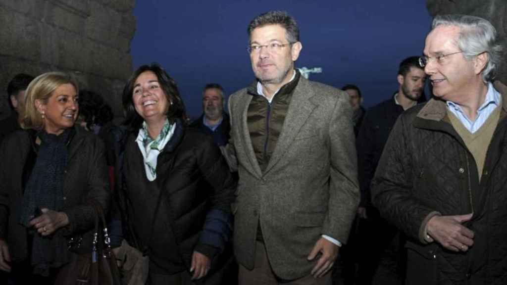 El ministro de Justicia, Rafael Catalá, cruza los arcos del Acueducto de Segovia, junto a los candidatos del PP, Pedro Gómez de la Serna, Beatriz Escudero y Paloma Sanz