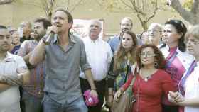 Pablo Iglesias (con el micrófono), Lluís Rabell (centro) i Joan Herrera (a su derecha) en la campaña de las elecciones catalanas