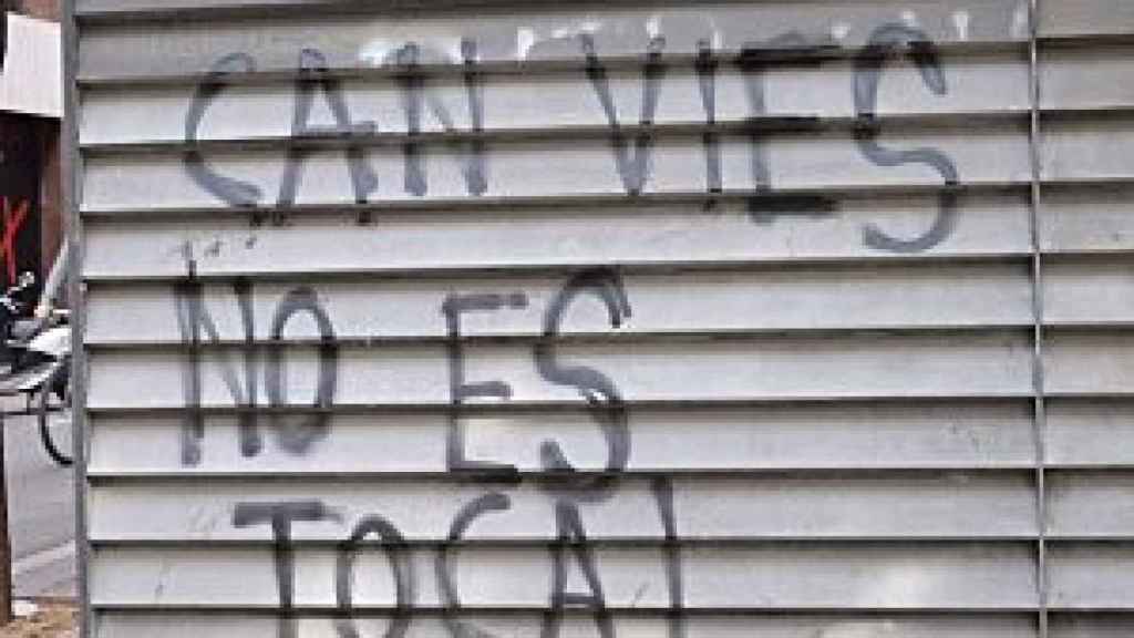 Pintadas en una sede de CDC tras el desalojo de Can Vies