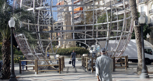 Bola de Navidad gigante de Alicante / EFE - Morell