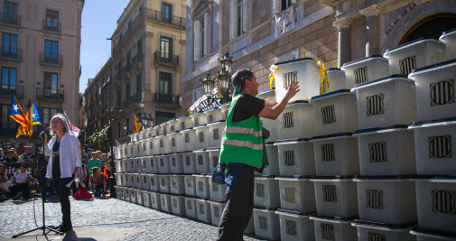 La presidenta de la ANC, Dolors Feliu, en su discurso mientras se levanta el muro de urnas ante la Generalitat / Lorena Sopêna - EUROPA PRESS