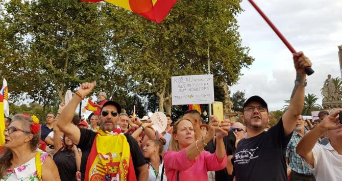 Manifestantes ayer en la protesta para arropar a la agredida por quitar lazos amarillos / CG