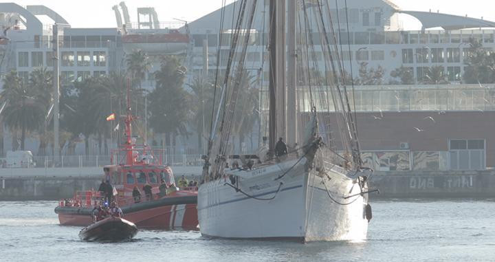 Los Reyes Magos llegando a Barcelona custodiados por el barco de Open Arms