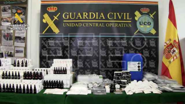 Material incautado por la Guardia Civil a una red que distribuía medicamentos prohibidos a deportistas de élite / EFE