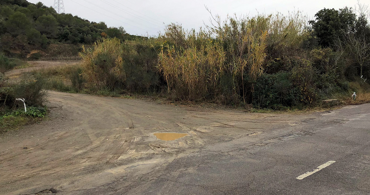 Los restos de los cordones policiales señalan el lugar de Piera donde apareció medio cadáver calcinado / SARA CID - CG