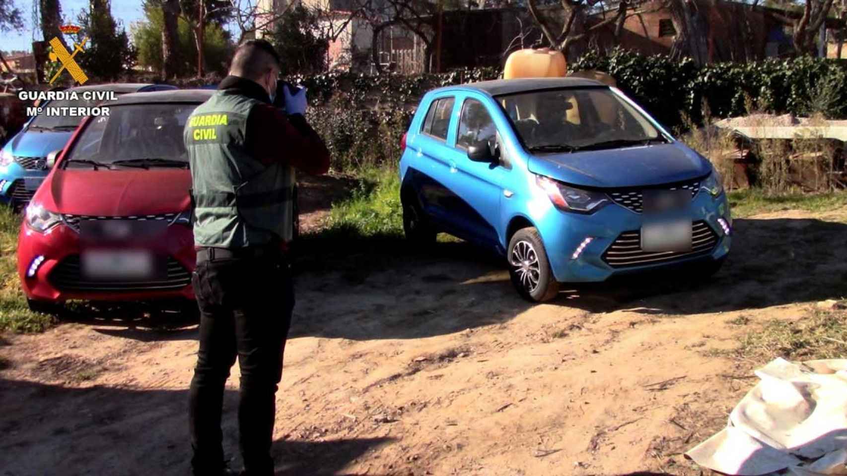 Una agente de la Guardia Civil durante la operación que ha terminado con la desarticulación de una mafia que traficaba con coches con certificados falsos desde Asia / GUARDIA CIVIL