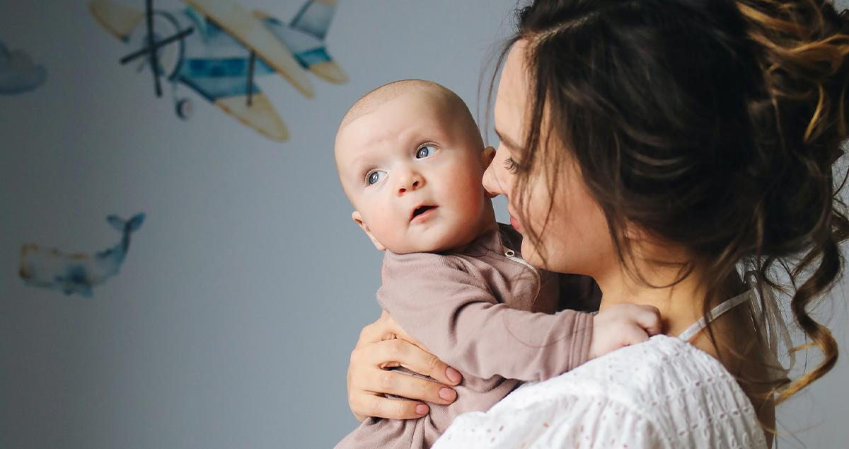 Una madre soltera sostiene a su bebé / PEXELS