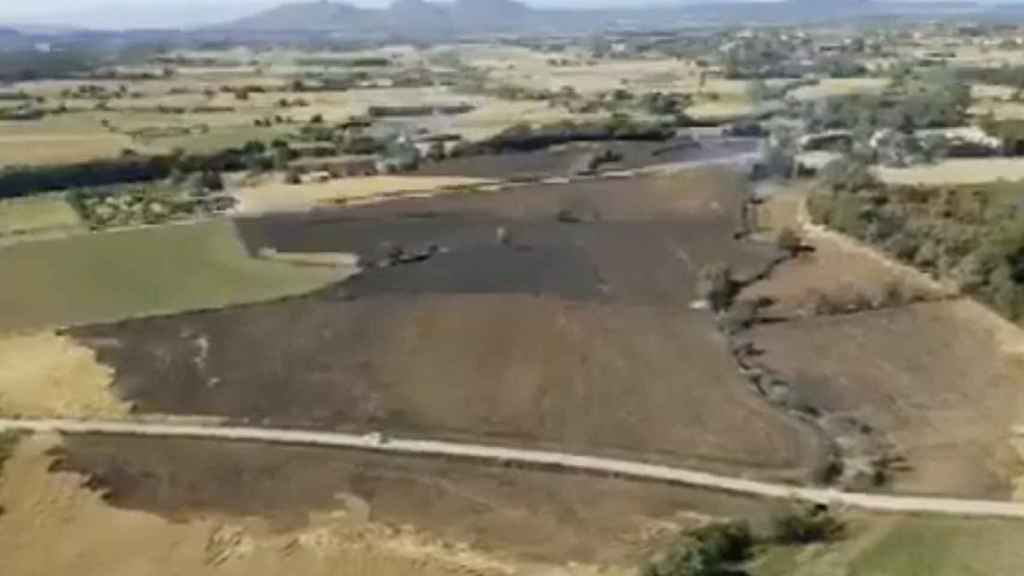 Estado en el que ha quedado el terreno como consecuencia del incendio / BOMBERS