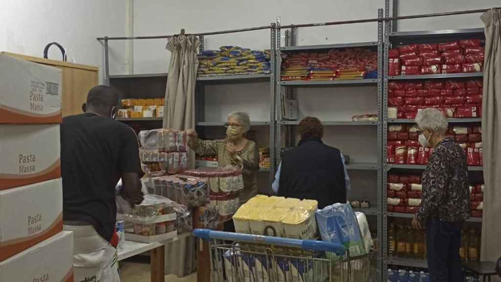 Voluntarios de Cáritas organizan las donaciones de comida / CÁRITAS LLEIDA