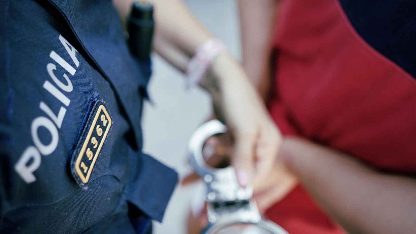 Un policía pone las esposas a un delincuente, el mismo proceso que se siguió con las detenidas por matar a un bebé / MOSSOS