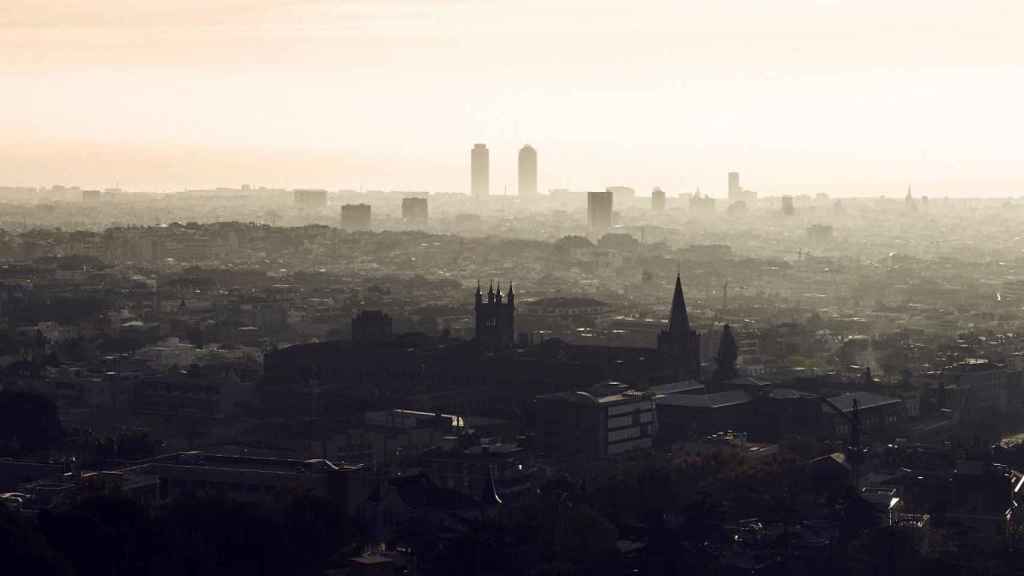 Barcelona bajo los efectos de la contaminación atmosférica / EP