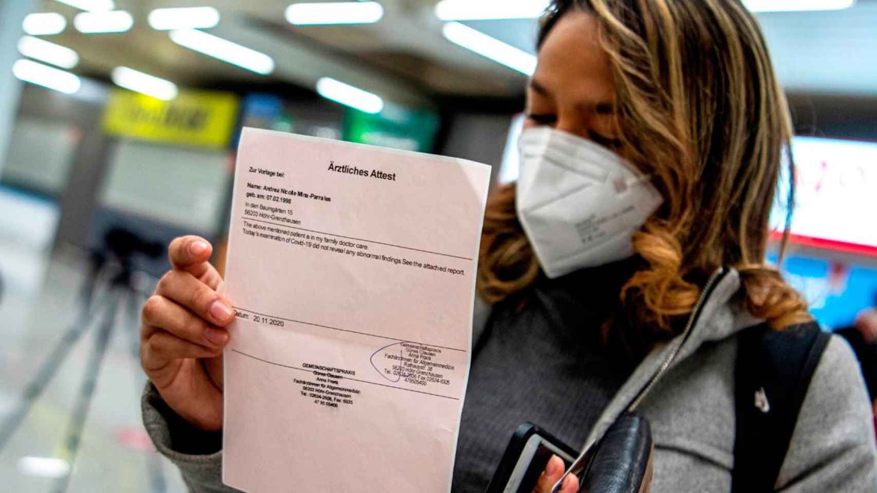 Imagen de una pasajera procedente de Alemania en el aeropuerto de Palma de Mallorca con el resultado de su test PCR / EFE