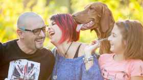 Familia feliz con su perro / CG