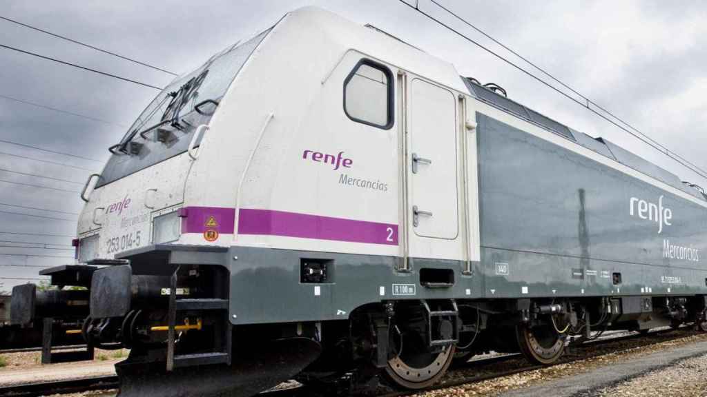 Un tren de mercancías estacionado en la vía férrea / RENFE