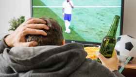 Apostante viendo un partido por televisión