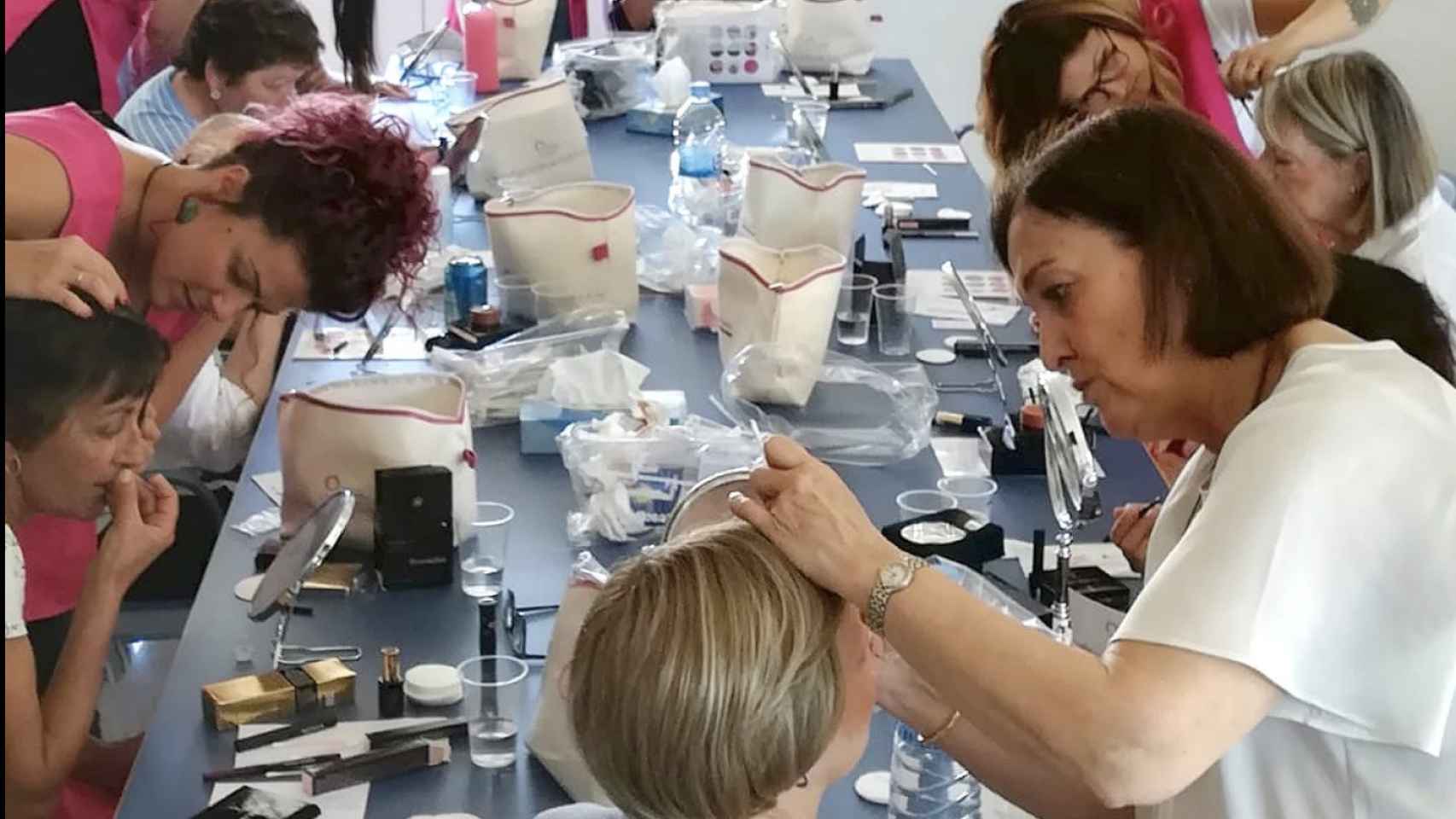 Taller de maquillaje para mejorar la autoestima de pacientes oncológicos / FUNDACIÓN STAMPA